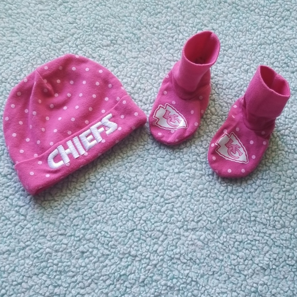 Newborn Pink Chiefs hat with booties